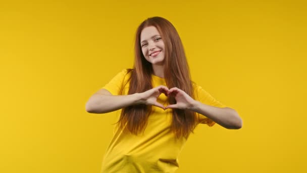Mujer Bonita Sonriente Mostrando Signo Forma Corazón Fondo Positivo Soleado — Vídeo de stock