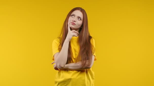Młoda Zamyślona Kobieta Mająca Pomysł Eurekę Wskazująca Palcem Żółte Tło — Wideo stockowe
