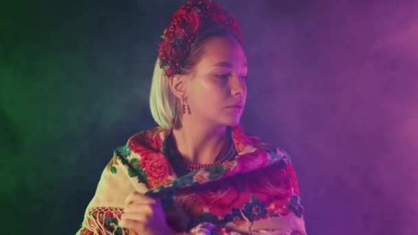 Mujer Moderna Pañuelo Lana Tradicional Ucraniano Collares Étnicos Camisa Bordada — Vídeos de Stock