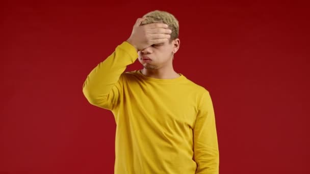 Besorgter Mann Der Mit Der Handfläche Gestikuliert Wie Nein Vergaß — Stockvideo