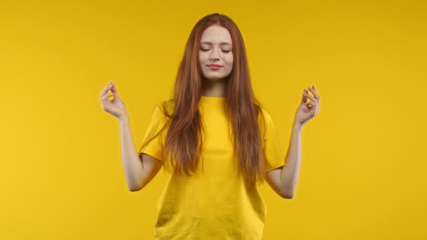 Klidná Žena Odpočívá Medituje Odmítá Stres Sluníčko Zhluboka Nadechne Uklidní — Stock video