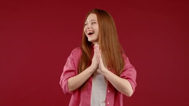 Femme Heureuse Applaudissant Sur Fond Rouge Dame Souriante Émotionnelle Applaudit — Video