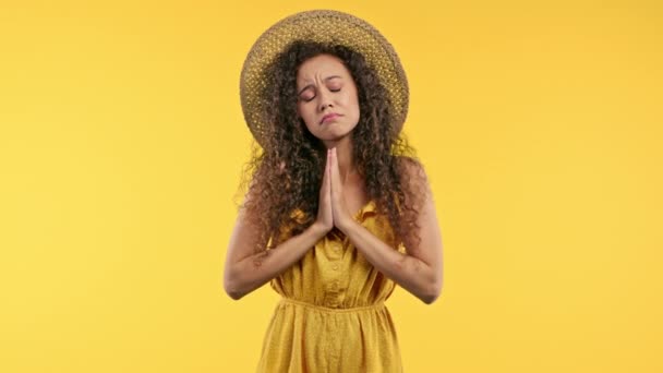 Krásná Žena Modlí Prosí Aby Omluvila Vinna Žluté Pozadí Nadějná — Stock video