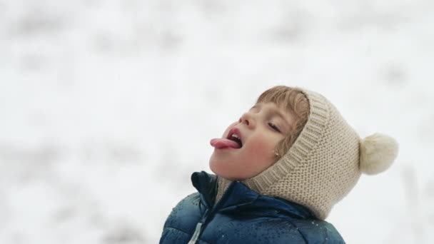 Ragazzino Carino Che Cattura Fiocchi Neve Con Bocca Filmati Divertenti — Video Stock
