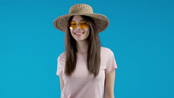 Hravá Žena Usmívá Flirtuje Kamerou Pozadí Modrého Studia Roztomilá Módní — Stock video