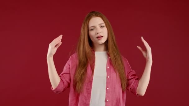 Hayal Kırıklığına Uğramış Bir Kadın Elleri Kırmızı Arka Planda Yuvarlanan — Stok video