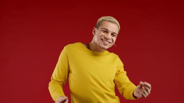 Mutlu Stil Erkek Dansı Gülümseyen Adam Müziği Kırmızı Arka Plandaki — Stok video