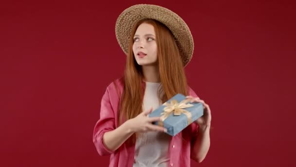 Взволнованная Рыжая Женщина Держит Подарочную Коробку Луком Счастлива Польщена Вниманием — стоковое видео
