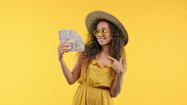 拥有现金的幸运卷曲女人 黄色背景的美元钞票 有利可图的投资 高质量的4K镜头 — 图库视频影像