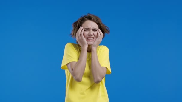 Šokovaná Žena Slyšela Hrozné Špatné Zprávy Modrém Pozadí Stres Depresivní — Stock video