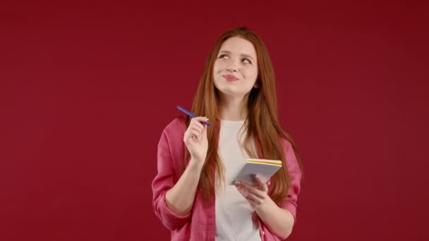 Söt Kvinna Skriver Anteckningar Planerare Med Penna Studenten Skriver Framtida — Stockvideo