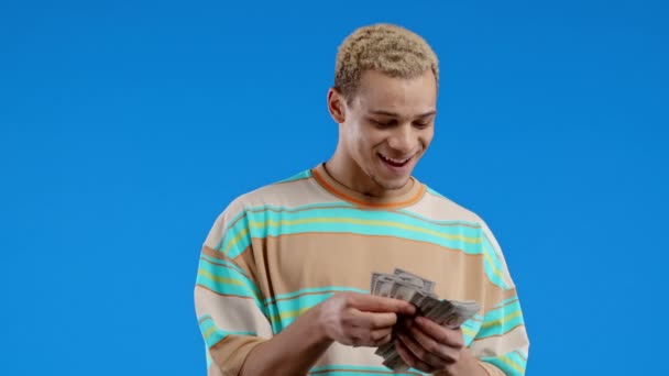 満足した男はUsdの通貨を数える 男はお金を数える 青い壁にドル紙幣 投資の象徴 高品質4K映像 — ストック動画