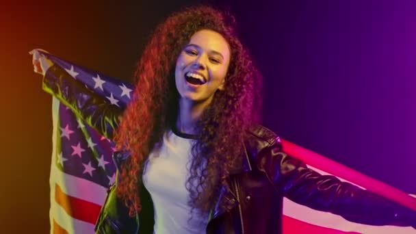 Szczęśliwa Mieszana Nastolatka Rasy Flagą Usa Amerykański Patriota Lipca Święto — Wideo stockowe