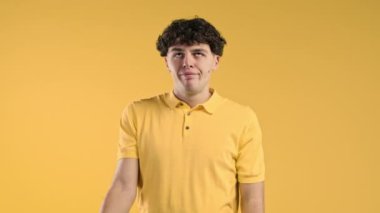 Endişeli adam avuç içi hareketi yapıyor, hayır, unuttum. Üzüntü, pişmanlık, drama, başarısızlık, sarı arka planda sorunlar hisseden bir adam. Yüksek kalite 4k görüntü