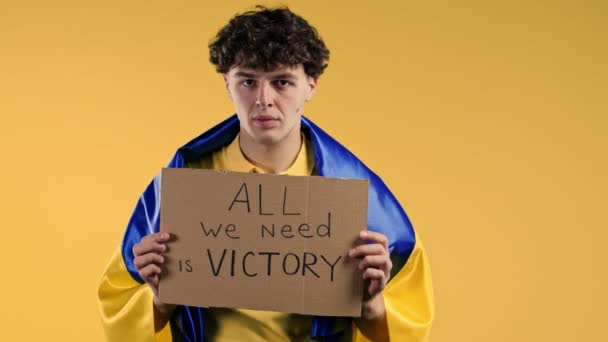 Ukrán Férfi Kartonpapírral Csak Győzelemre Van Szükségünk Sárga Háttérrel Ukrajna — Stock videók