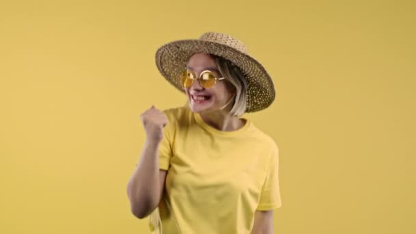 女孩高兴 惊讶兴奋的快乐的女士在黄色的背景 中奖的概念 漂亮的女人表现出胜利 胜利的姿态 她取得了结果 高质量的4K镜头 — 图库视频影像