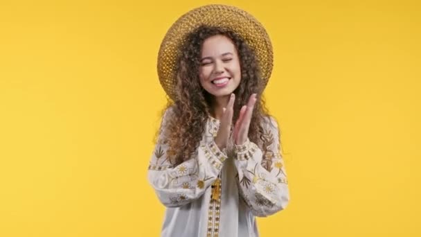Feliz Mulher Ucraniana Aplaudindo Fundo Amarelo Senhora Sorridente Emocional Aplausos — Vídeo de Stock