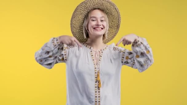 Mujer Ucraniana Señalando Hacia Abajo Área Publicidad Fondo Amarillo Jovencita — Vídeos de Stock