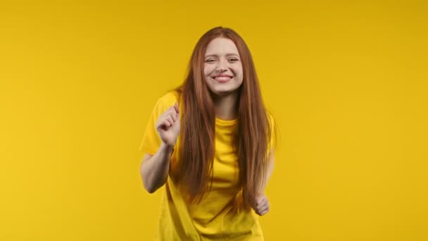 소녀는 노란색 생활을 즐깁니다 긍정적 에너지 영감을 고품질 — 비디오