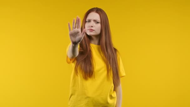 Desinteressierte Frau Missbilligt Mit Keiner Handzeichen Geste Leugnen Ablehnen Widersprechen — Stockvideo