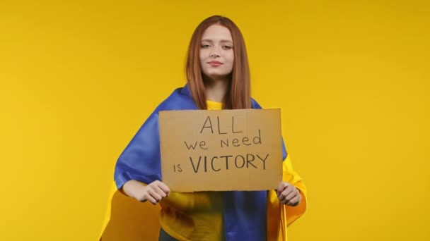 拥有硬纸板的乌克兰女人我们需要的只是黄色背景的胜利 乌克兰将赢得战争 俄罗斯的凝聚概念 高质量的4K镜头 — 图库视频影像