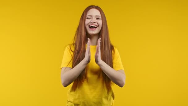 Щаслива Імбирна Жінка Аплодує Жовтому Тлі Усміхнена Пані Емоційна Плескає — стокове відео