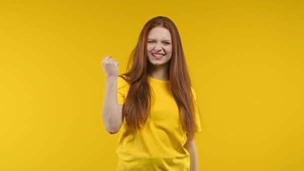 Ładna Kobieta Robi Podpis Pod Ręką Kciuki Górę Szczęśliwa Dziewczyna — Wideo stockowe