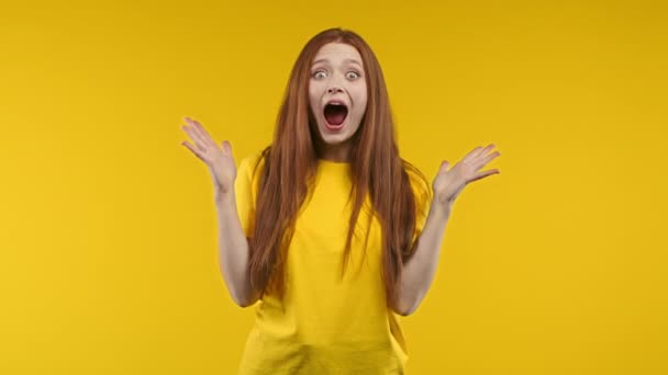女士想引起注意 黑色星期五的概念销售 盈利的报价 兴奋的黄色背景的快乐女孩 惊慌失措的银发女人很高兴 大声尖叫着Wow 4K镜头 — 图库视频影像