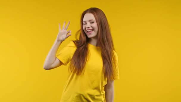 여자가 손짓을 올바른 긍정적 모델은 카메라 개념에 미소를 짓습니다 고품질 — 비디오