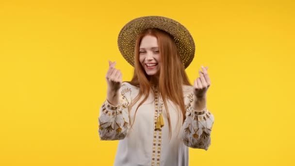 Mujer Ucraniana Sonriente Pidiendo Gesto Dinero Fondo Amarillo Del Estudio — Vídeo de stock