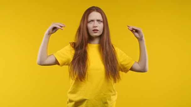 手でブラブラブラジャージェスチャーを示す刺激的な生姜の女性は 黄色の背景に目を圧延 空の約束だ概念だ 嘘つきめ 高品質4K映像 — ストック動画