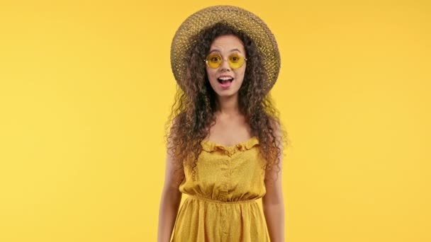友善的女孩表现出肯定的信号点头表示同意积极微笑的夏天风格的女人 身体语言 正确的完美选择 很大程度上 黄色背景 高质量的4K镜头 — 图库视频影像