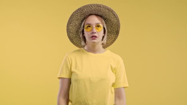 Stilvolle Frau Die Mit Daumen Auf Gelbem Hintergrund Betet Dame — Stockvideo
