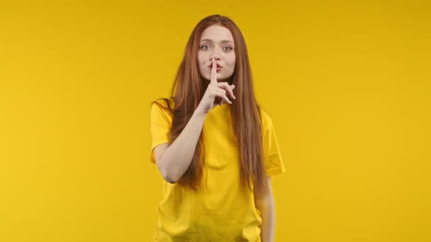 Gülümseyen Kadın Parmaklarını Dudaklarında Tutuyor Sarı Stüdyo Arka Planı Şşş — Stok video