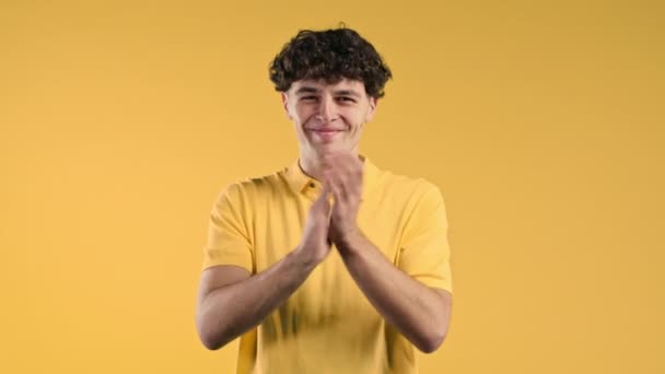 Glücklicher Mann Applaudiert Auf Gelbem Hintergrund Lächelnder Kerl Klatscht Emotional — Stockvideo