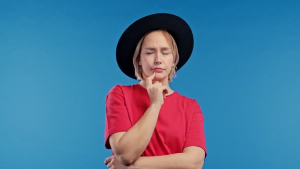 Mladá Zamyšlená Žena Nápadem Okamžik Eureka Ukazující Prstem Nahoru Modré — Stock video