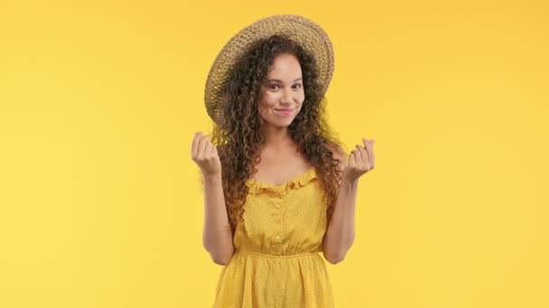 Uśmiechnięta Kobieta Prosząca Pieniądze Żółtym Tle Studia Mądra Letnia Dama — Wideo stockowe