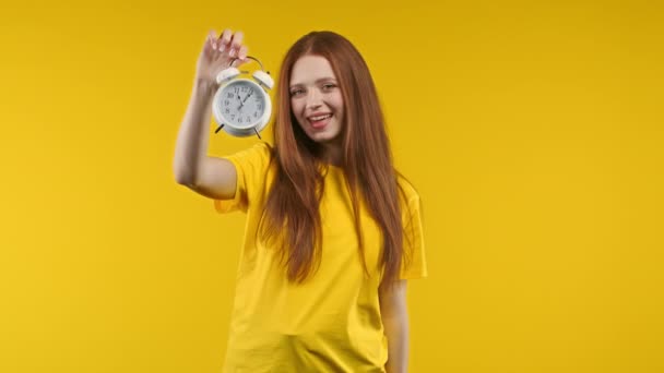 Sarı Rahat Arka Planda Çalar Saati Olan Mutlu Kıvırcık Kadın — Stok video
