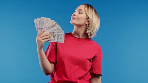 Mulher Sortuda Com Dinheiro Dinheiro Usd Notas Dólares Fundo Azul — Vídeo de Stock