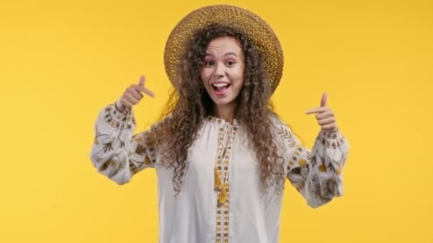 Українська Жінка Вказує Вниз Рекламний Район Жовтий Фон Молода Леді — стокове відео