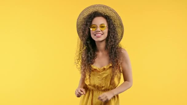 快乐时尚的女人跳舞 微笑的夏季女孩喜欢黄色背景的音乐和生活 积极向上的能量 有灵感的舞蹈理念 高质量的4K镜头 — 图库视频影像