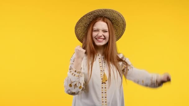 우크라이나 손동작처럼 손동작을 합니다 올바른 긍정적 여성은 카메라 개념에 미소짓습니다 — 비디오