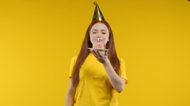 Mulher Aniversário Gengibre Feliz Que Faz Desejo Soprando Vela Bolo — Vídeo de Stock