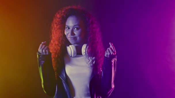 Gülümseyen Kadın Neon Renkli Arka Planda Para Jesti Istiyor Zeki — Stok video