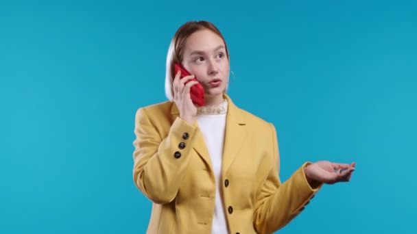 Серьезные Женщины Разговаривают Телефону Дают Задания Делегаты Общаются Расстоянии Молодая — стоковое видео