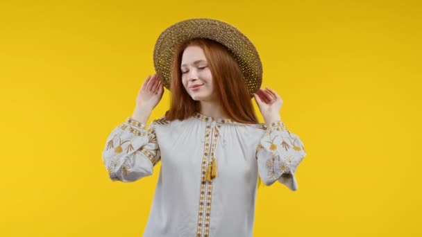 Mujer Ucraniana Bonita Blusa Étnica Tradicional Sombrero Paja Sonriente Estudio — Vídeos de Stock