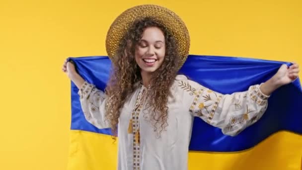 Szczęśliwa Tańcząca Kobieta Narodową Ukraińską Flagą Żółtym Ukraina Patriota Zwycięstwo — Wideo stockowe