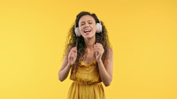 Estate Cantante Donna Ascoltando Musica Godendo Danza Con Cuffie Sullo — Video Stock