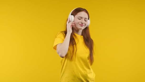 Ginger Şarkı Söyleyen Müzik Dinleyen Sarı Stüdyo Arka Planında Kulaklıkla — Stok video