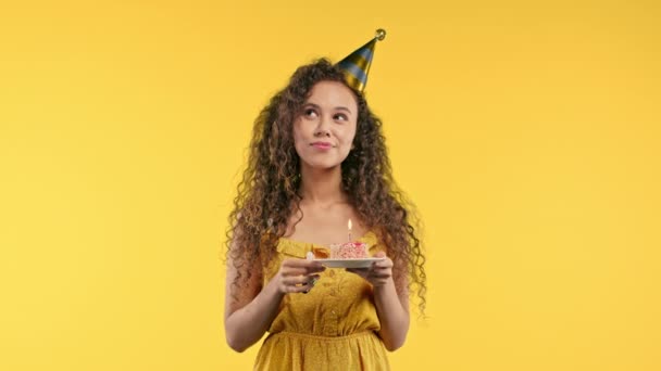 Feliz Cumpleaños Verano Mujer Pidiendo Deseo Soplando Vela Torta Chica — Vídeo de stock